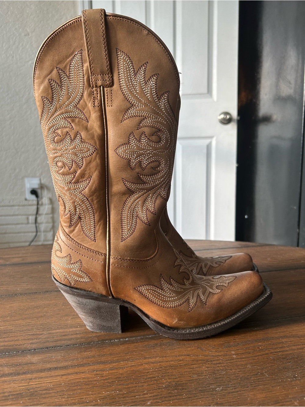 Ariat Women's Circuit Rosewood Western Boots - Natural Tan, Size 8B (EUC)